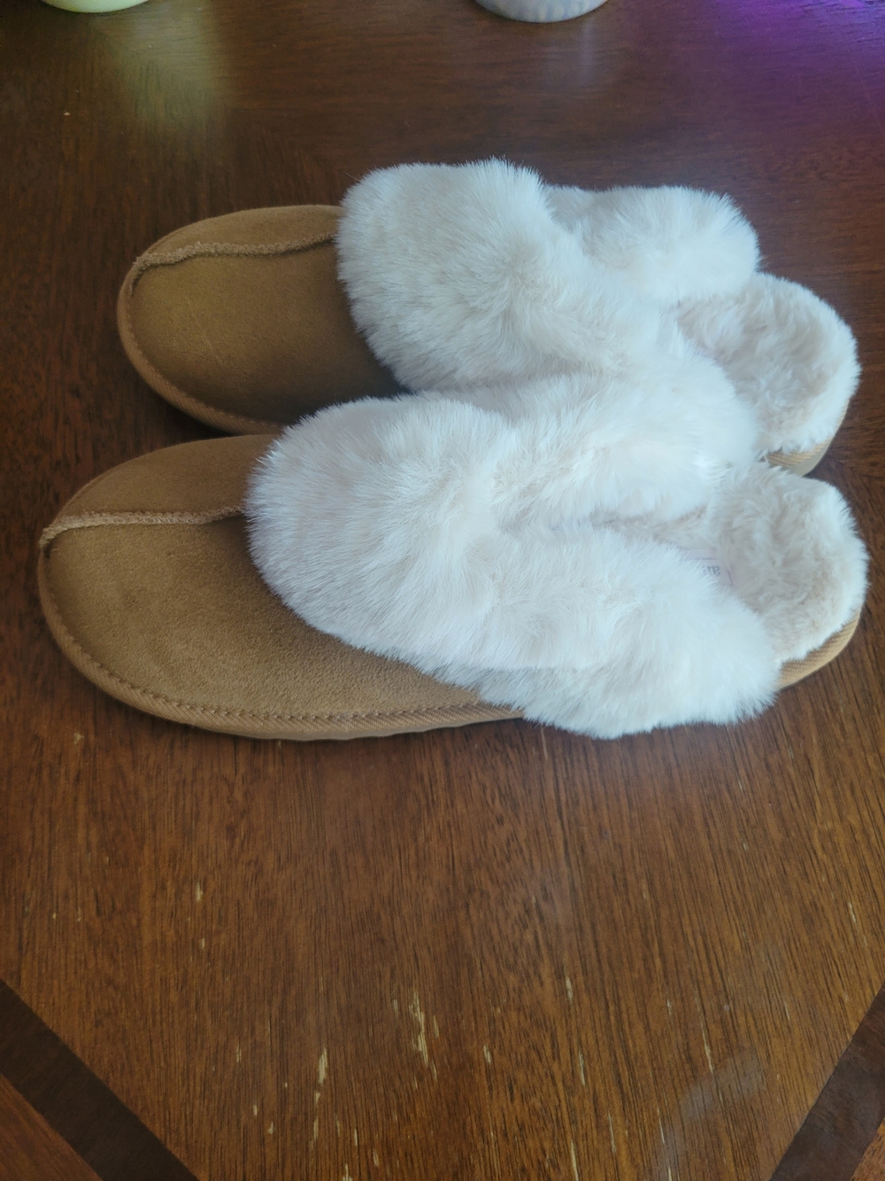 Auden Womens Tan Slip-On Slippers with White Faux Fur Trim